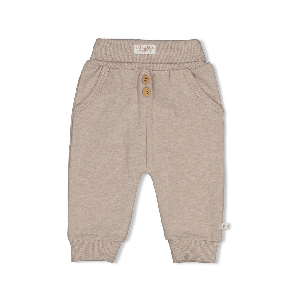 Kuschelige Hose von Feetje aus weichem French Terry – perfekt für entspannte Tage. Das hochwertige Material aus 96% Baumwolle und 4% Elasthan bietet maximalen Komfort und Bewegungsfreiheit. Die Hose von Feetje besticht durch ihre angenehme Passform und das zeitlose Design von The Cuddle Company.