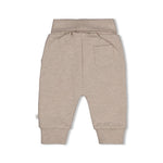 Kuschelige Hose von Feetje aus weichem French Terry – perfekt für entspannte Tage. Das hochwertige Material aus 96% Baumwolle und 4% Elasthan bietet maximalen Komfort und Bewegungsfreiheit. Die Hose von Feetje besticht durch ihre angenehme Passform und das zeitlose Design von The Cuddle Company.