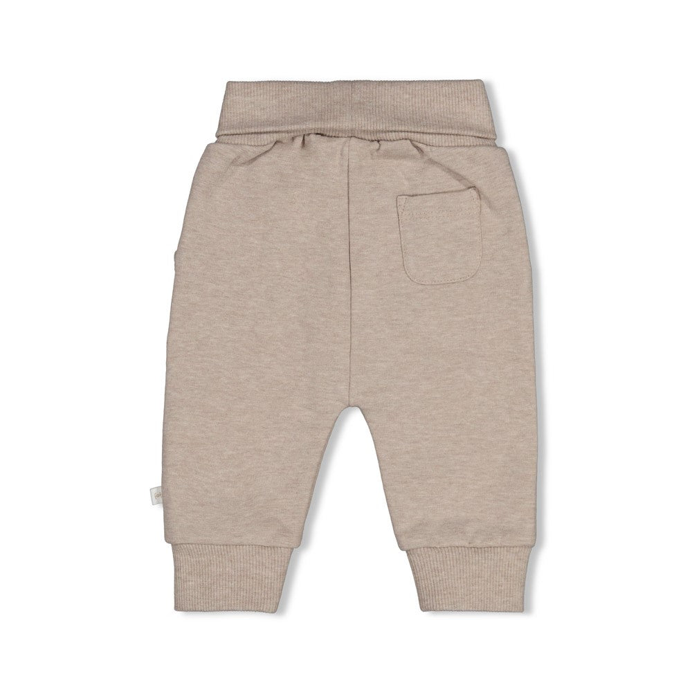 Kuschelige Hose von Feetje aus weichem French Terry – perfekt für entspannte Tage. Das hochwertige Material aus 96% Baumwolle und 4% Elasthan bietet maximalen Komfort und Bewegungsfreiheit. Die Hose von Feetje besticht durch ihre angenehme Passform und das zeitlose Design von The Cuddle Company.