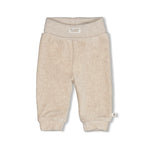 Gerippte Hose Samt - The Cuddle Company von Feetje. Weiches Velours-Rippgewebe für maximalen Komfort und Bewegungsfreiheit. Die elastische Mischung aus Baumwolle, Polyester und Elasthan sorgt für perfekte Passform und Langlebigkeit. Ideal für Babys und Kleinkinder, die den ganzen Tag über kuschelig warm bleiben möchten.