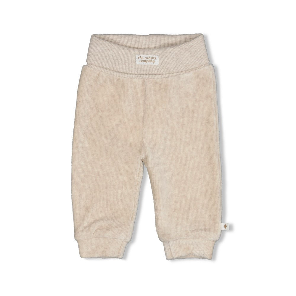 Gerippte Hose Samt - The Cuddle Company von Feetje. Weiches Velours-Rippgewebe für maximalen Komfort und Bewegungsfreiheit. Die elastische Mischung aus Baumwolle, Polyester und Elasthan sorgt für perfekte Passform und Langlebigkeit. Ideal für Babys und Kleinkinder, die den ganzen Tag über kuschelig warm bleiben möchten.
