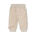 Gerippte Hose Samt - The Cuddle Company von Feetje. Weiches Velours-Rippgewebe für maximalen Komfort und Bewegungsfreiheit. Die elastische Mischung aus Baumwolle, Polyester und Elasthan sorgt für perfekte Passform und Langlebigkeit. Ideal für Babys und Kleinkinder, die den ganzen Tag über kuschelig warm bleiben möchten.