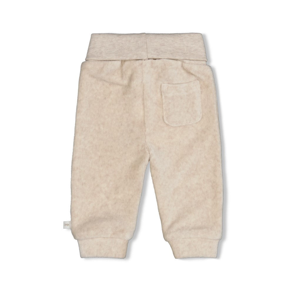 Gerippte Hose Samt - The Cuddle Company von Feetje. Weiches Velours-Rippgewebe für maximalen Komfort und Bewegungsfreiheit. Die elastische Mischung aus Baumwolle, Polyester und Elasthan sorgt für perfekte Passform und Langlebigkeit. Ideal für Babys und Kleinkinder, die den ganzen Tag über kuschelig warm bleiben möchten.