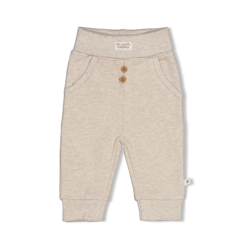 Kuschelige Hose von Feetje aus hochwertigem French Terry – perfekt für kleine Abenteurer. Das atmungsaktive Material aus 96% Baumwolle und 4% Elasthan bietet maximale Bewegungsfreiheit und Tragekomfort. Die weiche Textur schmiegt sich angenehm an die Haut und sorgt für den ganzen Tag über für Wohlbefinden. Ideal für Alltag und Freizeit.

