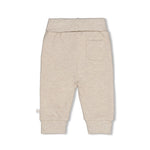 Kuschelige Hose von Feetje aus hochwertigem French Terry – perfekt für kleine Abenteurer. Das atmungsaktive Material aus 96% Baumwolle und 4% Elasthan bietet maximale Bewegungsfreiheit und Tragekomfort. Die weiche Textur schmiegt sich angenehm an die Haut und sorgt für den ganzen Tag über für Wohlbefinden. Ideal für Alltag und Freizeit.

