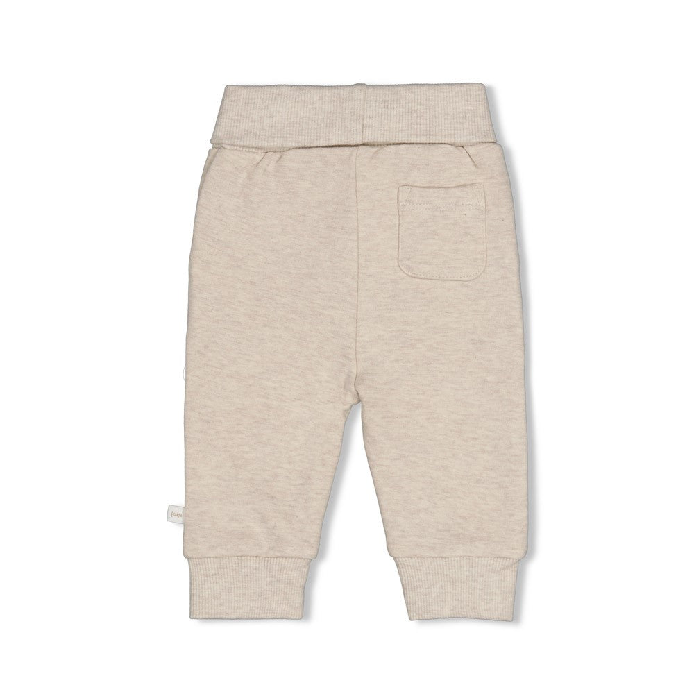 Kuschelige Hose von Feetje aus hochwertigem French Terry – perfekt für kleine Abenteurer. Das atmungsaktive Material aus 96% Baumwolle und 4% Elasthan bietet maximale Bewegungsfreiheit und Tragekomfort. Die weiche Textur schmiegt sich angenehm an die Haut und sorgt für den ganzen Tag über für Wohlbefinden. Ideal für Alltag und Freizeit.

