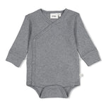 Gerippter Wickelbody - Penguin Cuddles von Feetje. Das kuschelige Design mit niedlichen Pinguin-Motiven sorgt für Wohlfühl-Momente. Der praktische Wickelschnitt ermöglicht einfaches An- und Ausziehen. Aus hochwertigem Rippstoff gefertigt, bietet der Body optimalen Tragekomfort für zarte Babyhaut. Perfekt für jeden Tag.