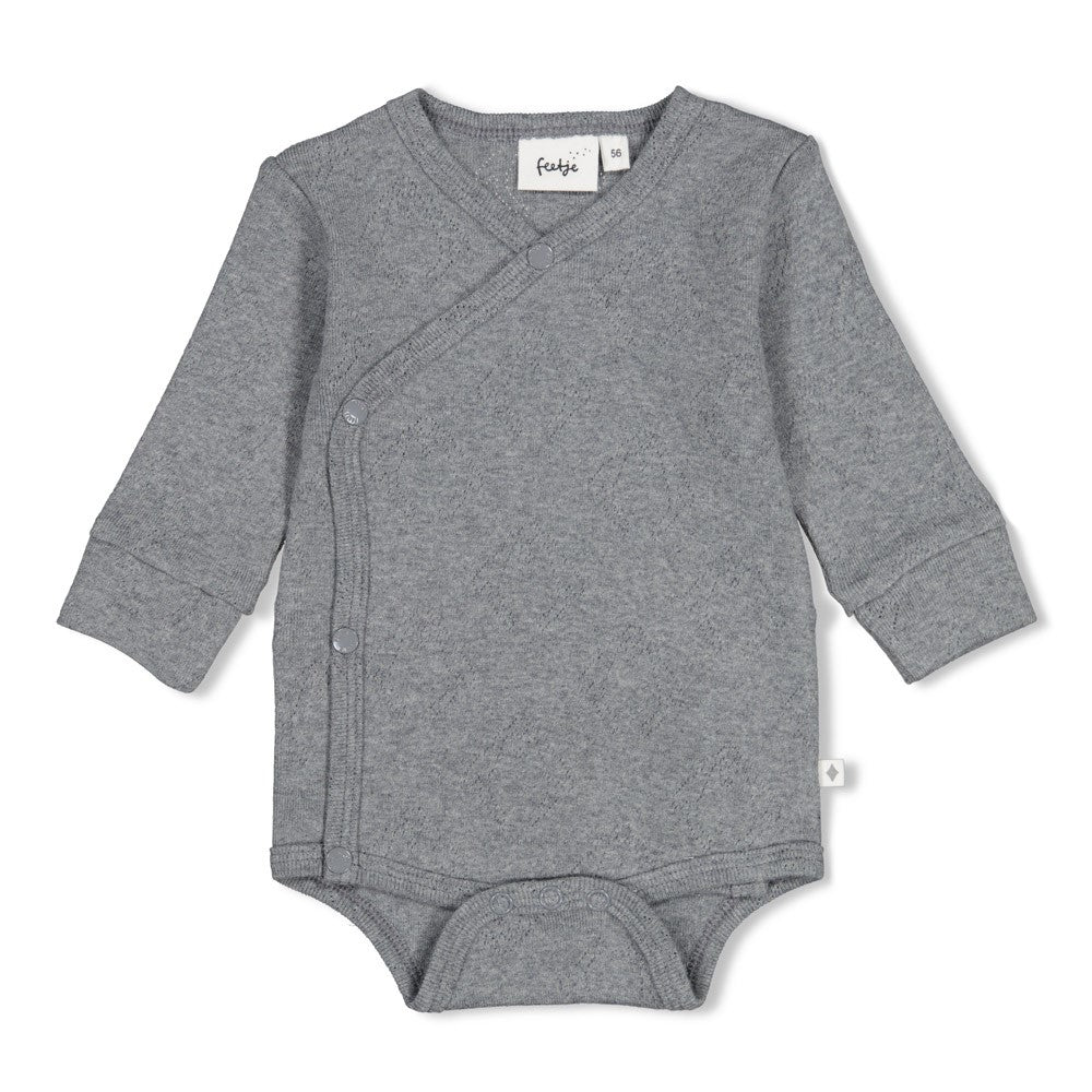 Gerippter Wickelbody - Penguin Cuddles von Feetje. Das kuschelige Design mit niedlichen Pinguin-Motiven sorgt für Wohlfühl-Momente. Der praktische Wickelschnitt ermöglicht einfaches An- und Ausziehen. Aus hochwertigem Rippstoff gefertigt, bietet der Body optimalen Tragekomfort für zarte Babyhaut. Perfekt für jeden Tag.
