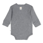 Gerippter Wickelbody - Penguin Cuddles von Feetje. Das kuschelige Design mit niedlichen Pinguin-Motiven sorgt für Wohlfühl-Momente. Der praktische Wickelschnitt ermöglicht einfaches An- und Ausziehen. Aus hochwertigem Rippstoff gefertigt, bietet der Body optimalen Tragekomfort für zarte Babyhaut. Perfekt für jeden Tag.