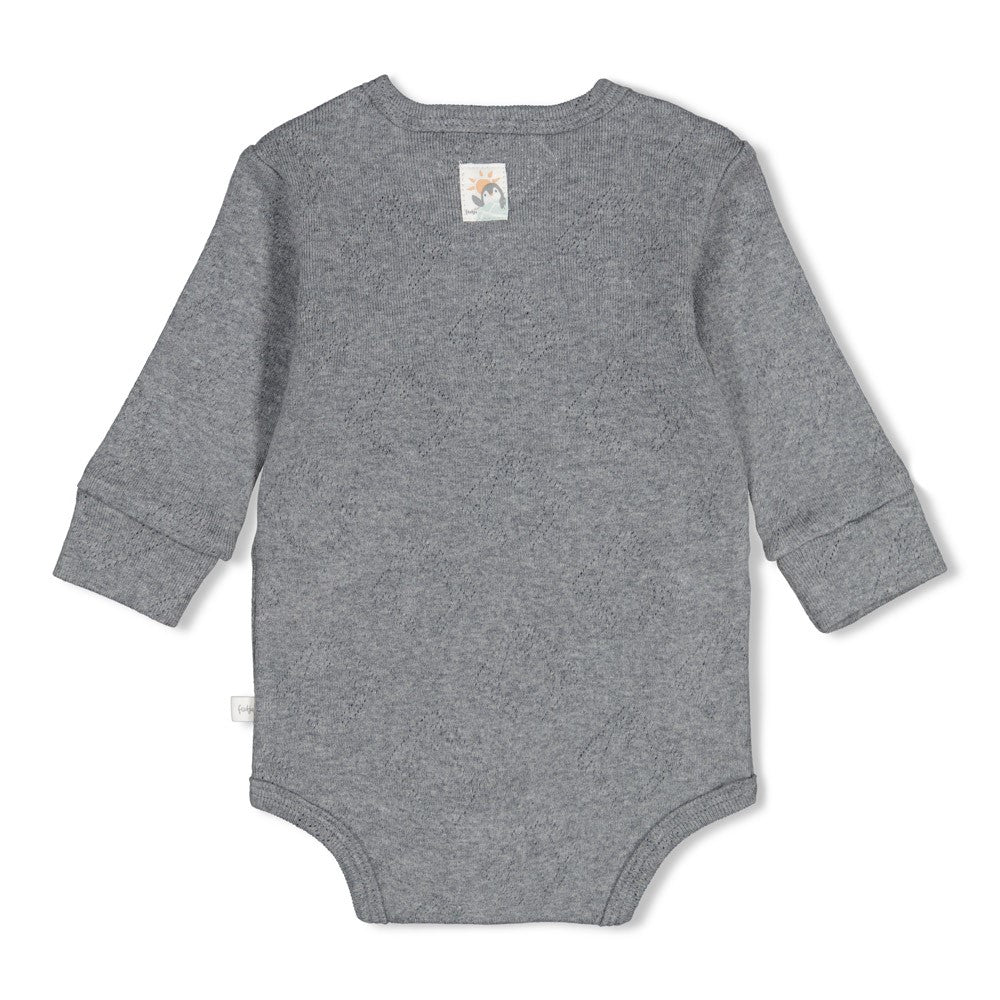 Gerippter Wickelbody - Penguin Cuddles von Feetje. Das kuschelige Design mit niedlichen Pinguin-Motiven sorgt für Wohlfühl-Momente. Der praktische Wickelschnitt ermöglicht einfaches An- und Ausziehen. Aus hochwertigem Rippstoff gefertigt, bietet der Body optimalen Tragekomfort für zarte Babyhaut. Perfekt für jeden Tag.