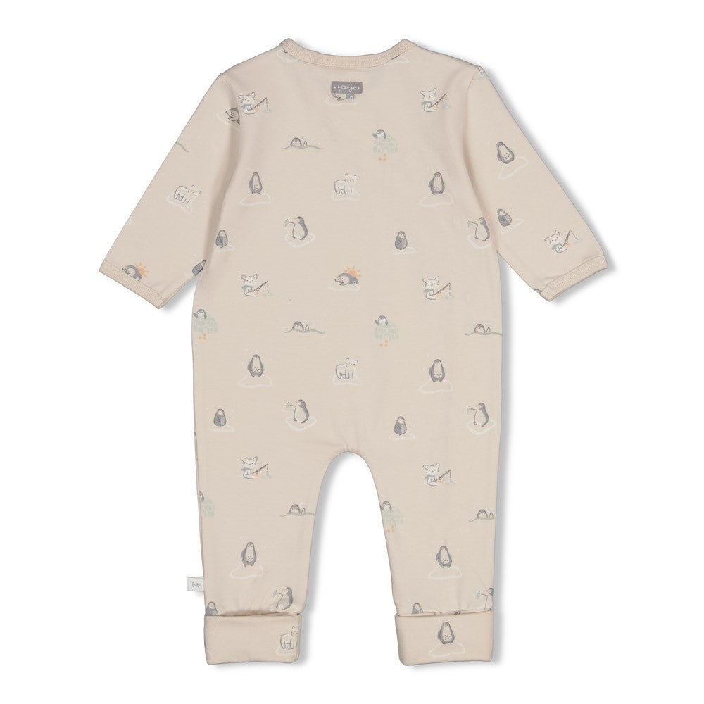 Anzug Klapfuß AOP - Penguin Cuddles von Feetje. Weiches Single Jersey aus 94% Baumwolle und 6% Elasthan für optimale Bewegungsfreiheit und Tragekomfort. Das niedliche Pinguin-Muster begeistert kleine Entdecker. Perfekt für jeden Tag – praktisch, langlebig und pflegeleicht.