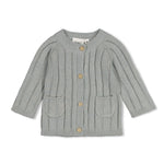 Diese kuschelige Strickjacke besticht durch ihr verspieltes Penguin-Motiv und ist perfekt für gemütliche Tage. Die klassische Knopfleiste und die praktischen Taschen machen sie zu einem vielseitigen Lieblingsstück im Kleiderschrank. Ideal für Babys und Kleinkinder, die Wärme und Stil in einem brauchen.
