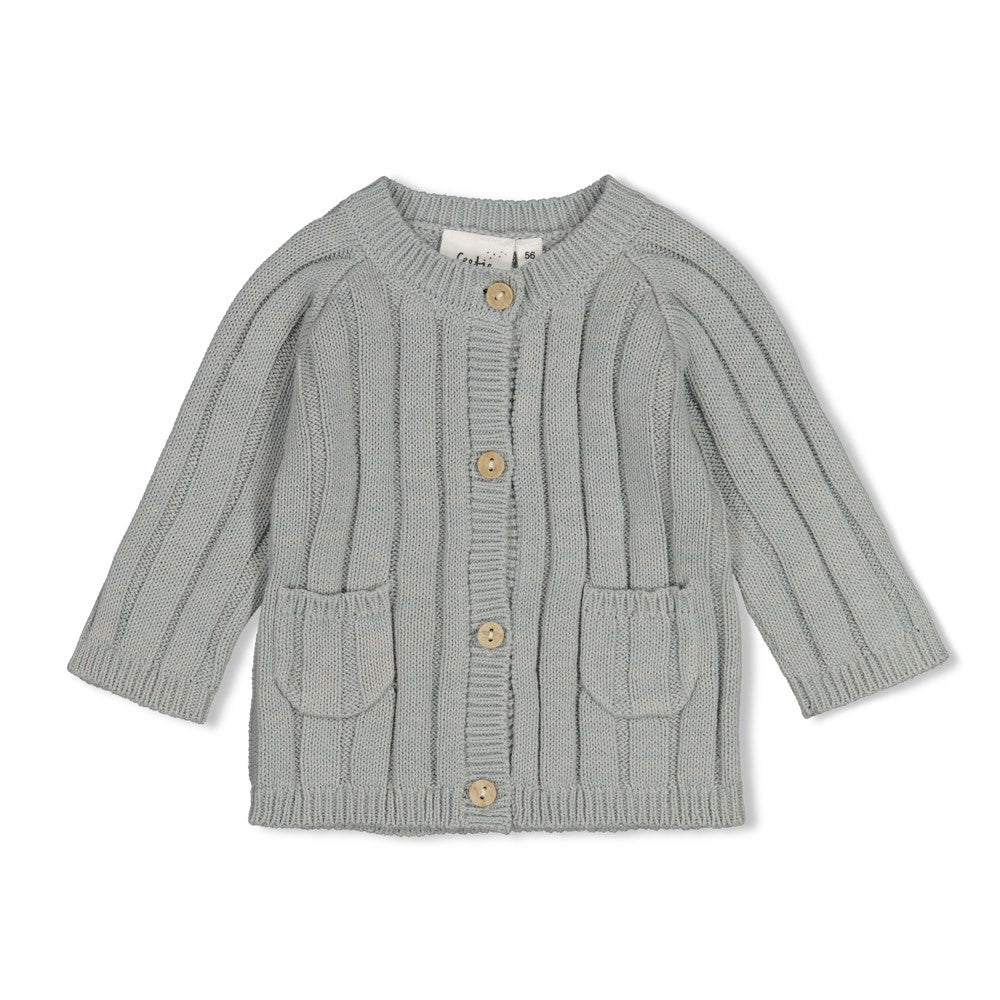 Diese kuschelige Strickjacke besticht durch ihr verspieltes Penguin-Motiv und ist perfekt für gemütliche Tage. Die klassische Knopfleiste und die praktischen Taschen machen sie zu einem vielseitigen Lieblingsstück im Kleiderschrank. Ideal für Babys und Kleinkinder, die Wärme und Stil in einem brauchen.