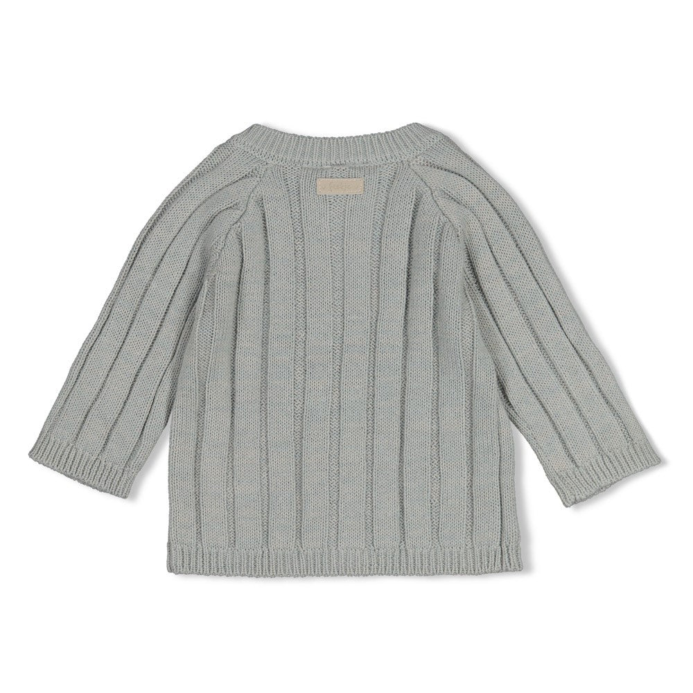 Diese kuschelige Strickjacke besticht durch ihr verspieltes Penguin-Motiv und ist perfekt für gemütliche Tage. Die klassische Knopfleiste und die praktischen Taschen machen sie zu einem vielseitigen Lieblingsstück im Kleiderschrank. Ideal für Babys und Kleinkinder, die Wärme und Stil in einem brauchen.