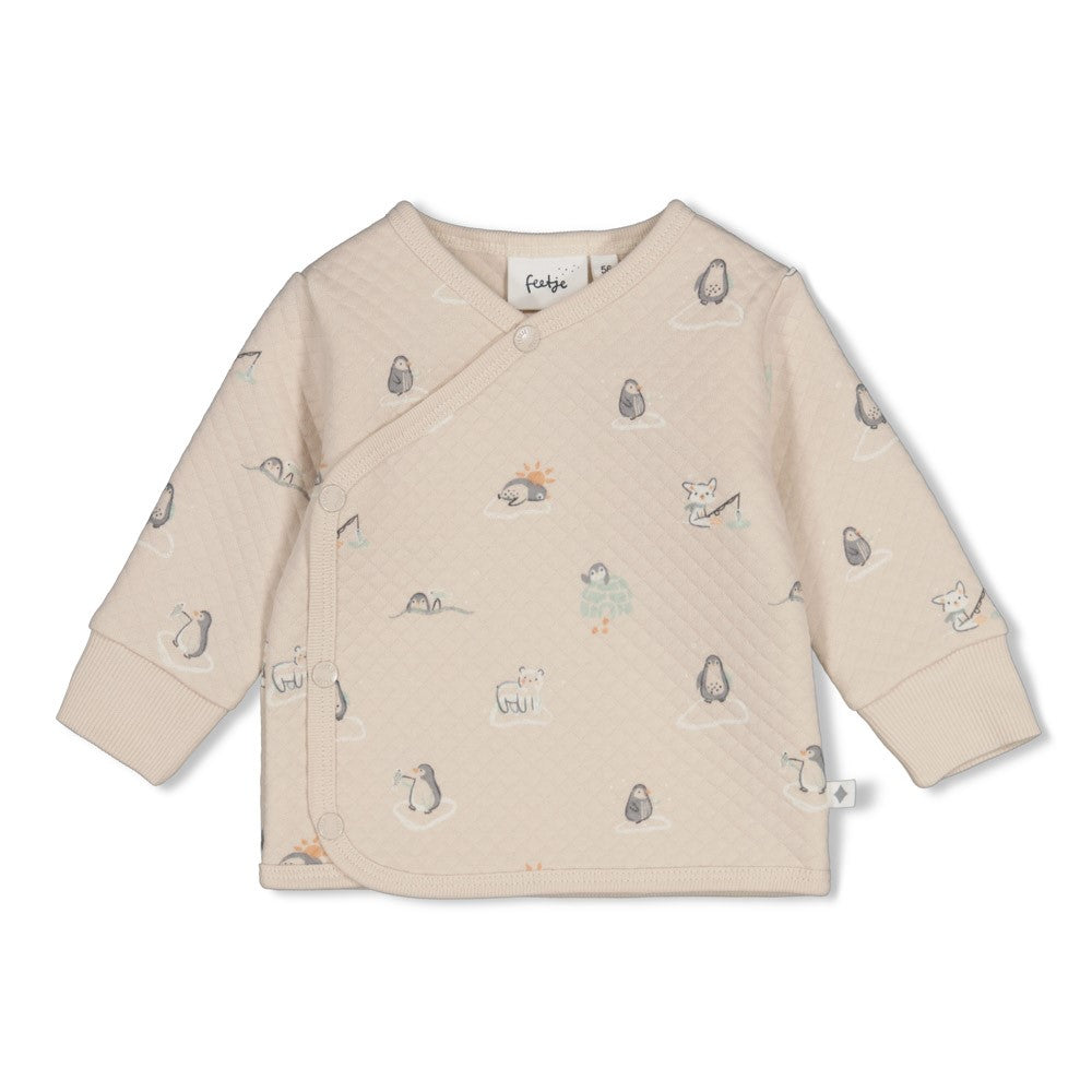 Wickelshirt AOP - Penguin Cuddles von Feetje. Die hochwertige Mischung aus Baumwolle und Polyester sorgt für Strapazierfähigkeit und Komfort. Das stepped double fabric ist besonders weich und angenehm auf empfindlicher Babyhaut. Ideal zum einfachen An- und Ausziehen dank praktischer Wickelfunktion.