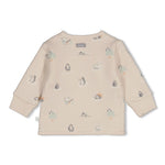 Wickelshirt AOP - Penguin Cuddles von Feetje. Die hochwertige Mischung aus Baumwolle und Polyester sorgt für Strapazierfähigkeit und Komfort. Das stepped double fabric ist besonders weich und angenehm auf empfindlicher Babyhaut. Ideal zum einfachen An- und Ausziehen dank praktischer Wickelfunktion.