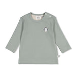 Weiches Rib Jersey Material aus 95% Baumwolle und 5% Elasthan sorgt für optimalen Tragekomfort und Bewegungsfreiheit. Das gerippte Design bietet eine perfekte Passform und ist ideal für den Alltag. Das niedliche Penguin Cuddles Motiv macht diese Longsleeve zu einem liebevollen Begleiter für kleine Träger.