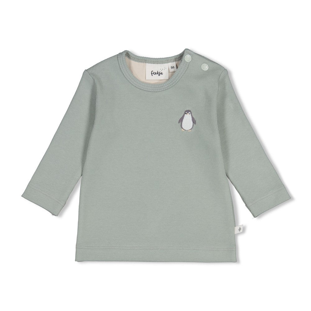 Weiches Rib Jersey Material aus 95% Baumwolle und 5% Elasthan sorgt für optimalen Tragekomfort und Bewegungsfreiheit. Das gerippte Design bietet eine perfekte Passform und ist ideal für den Alltag. Das niedliche Penguin Cuddles Motiv macht diese Longsleeve zu einem liebevollen Begleiter für kleine Träger.