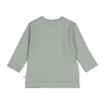 Weiches Rib Jersey Material aus 95% Baumwolle und 5% Elasthan sorgt für optimalen Tragekomfort und Bewegungsfreiheit. Das gerippte Design bietet eine perfekte Passform und ist ideal für den Alltag. Das niedliche Penguin Cuddles Motiv macht diese Longsleeve zu einem liebevollen Begleiter für kleine Träger.