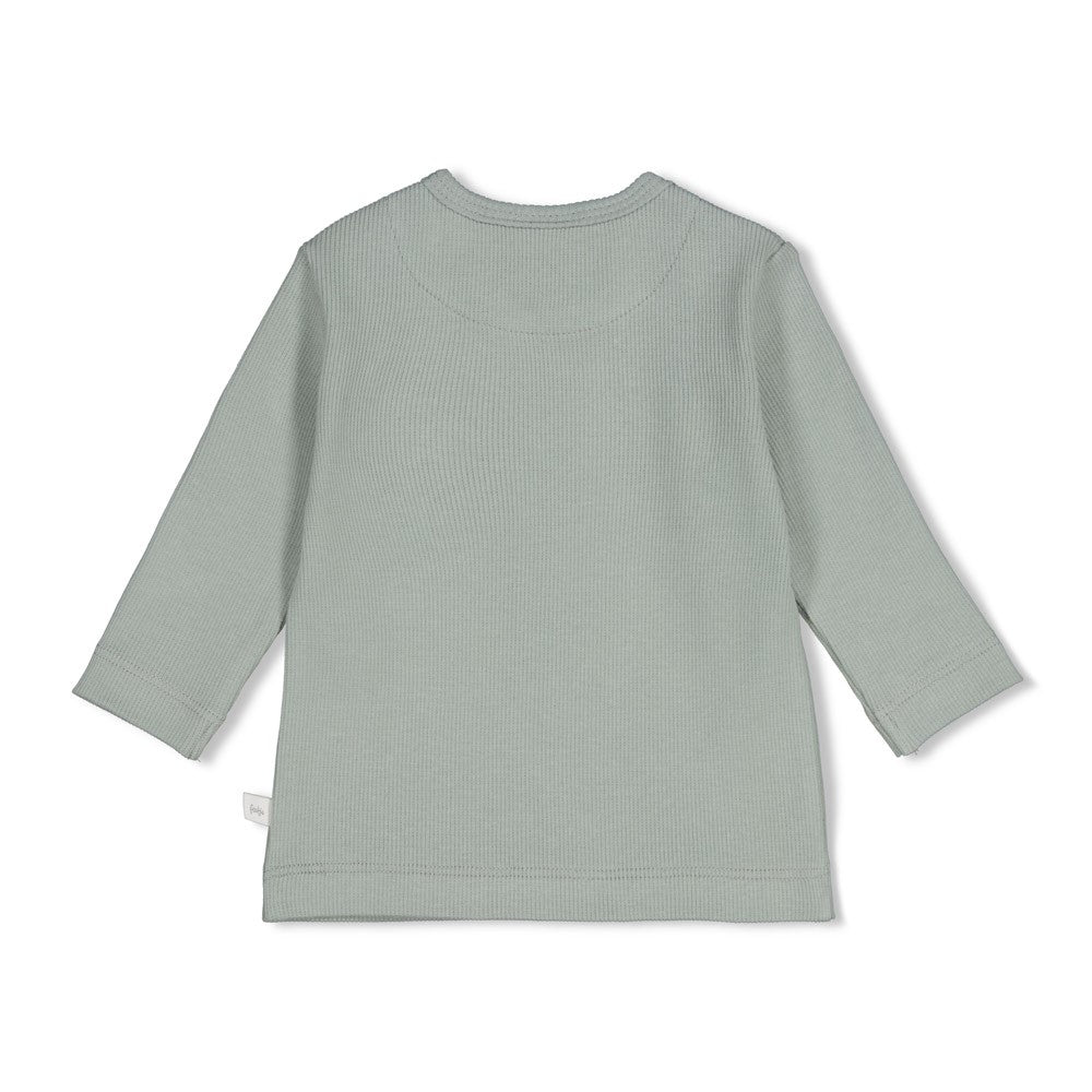 Weiches Rib Jersey Material aus 95% Baumwolle und 5% Elasthan sorgt für optimalen Tragekomfort und Bewegungsfreiheit. Das gerippte Design bietet eine perfekte Passform und ist ideal für den Alltag. Das niedliche Penguin Cuddles Motiv macht diese Longsleeve zu einem liebevollen Begleiter für kleine Träger.