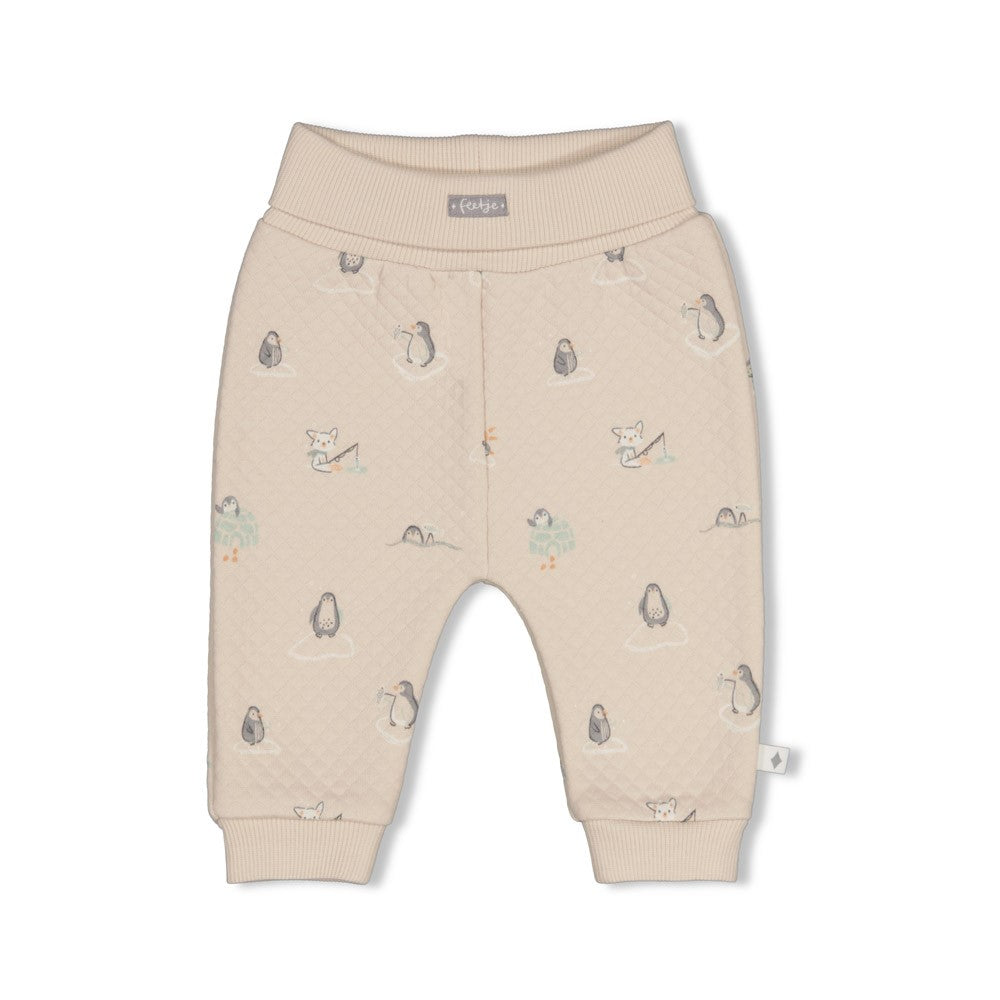 Kuschelige Hose mit niedlichem Pinguin-Allover-Print. Das hochwertige Mischgewebe aus 75% Baumwolle und 25% Polyester bietet optimale Bewegungsfreiheit und Strapazierfähigkeit. Die gesteppte Doppelstruktur sorgt für extra Wärmeschutz und Komfort. Perfekt für kleine Abenteurer im Alltag und in der Freizeit.