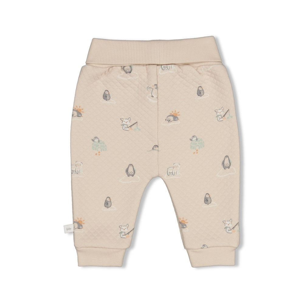 Kuschelige Hose mit niedlichem Pinguin-Allover-Print. Das hochwertige Mischgewebe aus 75% Baumwolle und 25% Polyester bietet optimale Bewegungsfreiheit und Strapazierfähigkeit. Die gesteppte Doppelstruktur sorgt für extra Wärmeschutz und Komfort. Perfekt für kleine Abenteurer im Alltag und in der Freizeit.