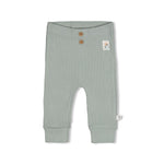 Kuschelig weiche Gerippte Hose im niedlichen Penguin Cuddles Design. Das elastische Rib Jersey Material (95% Baumwolle, 5% Elasthan) bietet optimalen Tragekomfort und Bewegungsfreiheit für aktive Kleinen. Die gerippte Struktur sorgt für eine angenehme Passform und ist pflegeleicht.