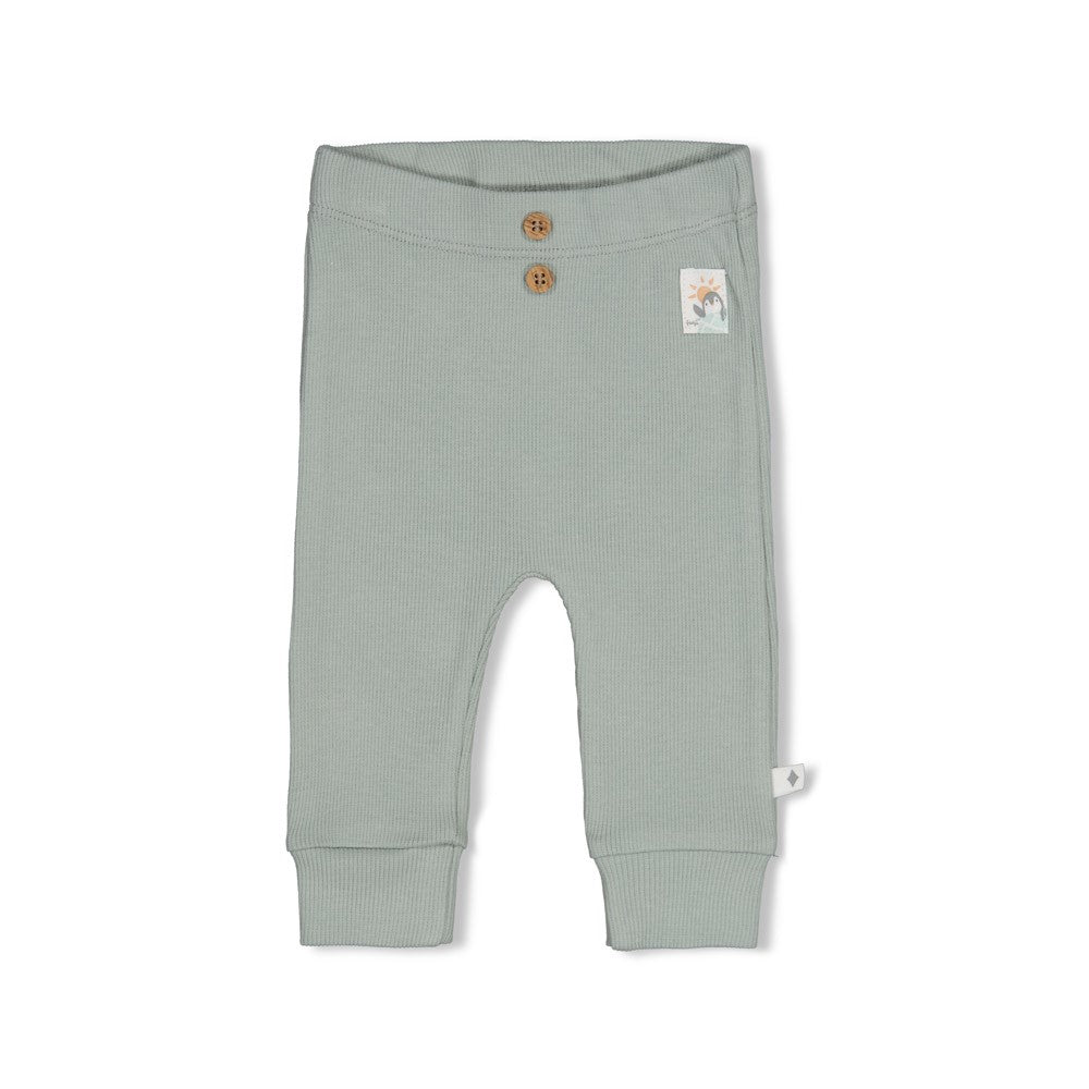 Kuschelig weiche Gerippte Hose im niedlichen Penguin Cuddles Design. Das elastische Rib Jersey Material (95% Baumwolle, 5% Elasthan) bietet optimalen Tragekomfort und Bewegungsfreiheit für aktive Kleinen. Die gerippte Struktur sorgt für eine angenehme Passform und ist pflegeleicht.