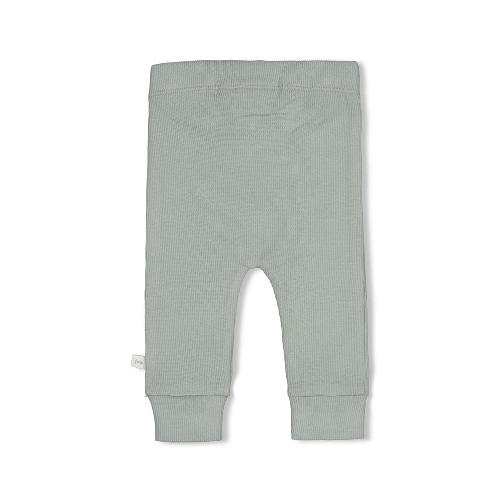 Kuschelig weiche Gerippte Hose im niedlichen Penguin Cuddles Design. Das elastische Rib Jersey Material (95% Baumwolle, 5% Elasthan) bietet optimalen Tragekomfort und Bewegungsfreiheit für aktive Kleinen. Die gerippte Struktur sorgt für eine angenehme Passform und ist pflegeleicht.