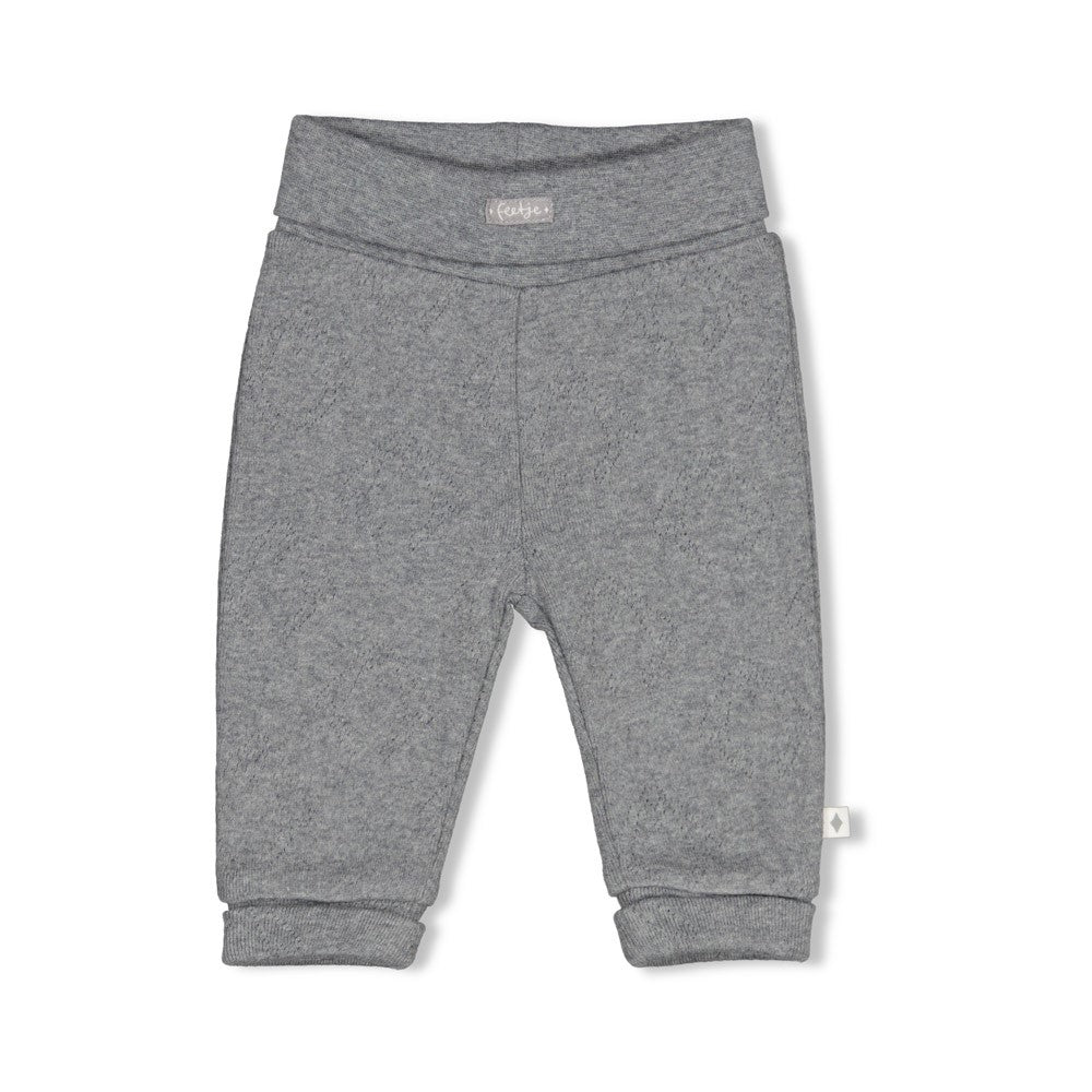 Kuschelige Gerippte Hose AO in niedlichem Penguin Cuddles Design von Feetje. Das hochwertige Material mit Rippstruktur bietet optimale Bewegungsfreiheit und Tragekomfort für Babys. Die luftige Ajour-Verarbeitung sorgt für angenehme Atmungsaktivität an warmen Tagen. Perfekt für den Alltag und besondere Anlässe.