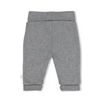 Kuschelige Gerippte Hose AO in niedlichem Penguin Cuddles Design von Feetje. Das hochwertige Material mit Rippstruktur bietet optimale Bewegungsfreiheit und Tragekomfort für Babys. Die luftige Ajour-Verarbeitung sorgt für angenehme Atmungsaktivität an warmen Tagen. Perfekt für den Alltag und besondere Anlässe.