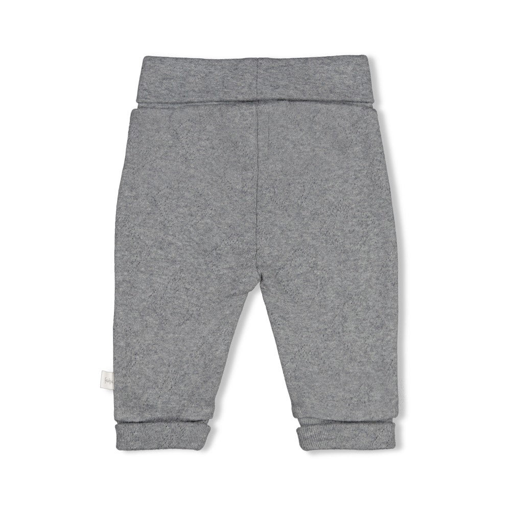Kuschelige Gerippte Hose AO in niedlichem Penguin Cuddles Design von Feetje. Das hochwertige Material mit Rippstruktur bietet optimale Bewegungsfreiheit und Tragekomfort für Babys. Die luftige Ajour-Verarbeitung sorgt für angenehme Atmungsaktivität an warmen Tagen. Perfekt für den Alltag und besondere Anlässe.