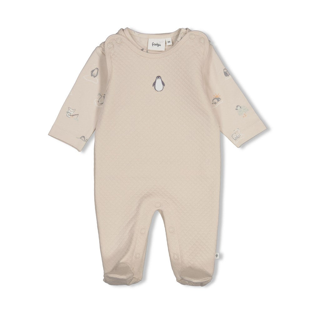 2-tlg. Strampler - Penguin Cuddles von Feetje. Das süße Set besticht durch sein verspieltes Penguin-Design und bietet maximalen Komfort für dein Baby. Die hochwertigen Materialien – stepped double fabric und Single Jersey – sorgen für Strapazierfähigkeit und sanfte Haptik auf empfindlicher Babyhaut. Perfekt für den Alltag und besondere Momente.