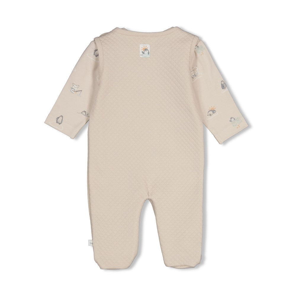 2-tlg. Strampler - Penguin Cuddles von Feetje. Das süße Set besticht durch sein verspieltes Penguin-Design und bietet maximalen Komfort für dein Baby. Die hochwertigen Materialien – stepped double fabric und Single Jersey – sorgen für Strapazierfähigkeit und sanfte Haptik auf empfindlicher Babyhaut. Perfekt für den Alltag und besondere Momente.