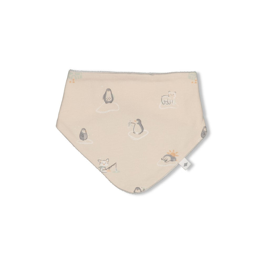 Dieser kuschelweiche Schal von Feetje besticht durch sein verspieltes Pinguin-Motiv und überzeugt mit hochwertigen Materialien. Die Kombination aus Single Jersey und Terry Towel sorgt für optimale Wärmespeicherung und angenehmen Tragekomfort. Perfekt für kleine Abenteurer in der kalten Jahreszeit – ein treuer Begleiter für jedes Outdoor-Abenteuer.