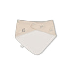 Dieser kuschelweiche Schal von Feetje besticht durch sein verspieltes Pinguin-Motiv und überzeugt mit hochwertigen Materialien. Die Kombination aus Single Jersey und Terry Towel sorgt für optimale Wärmespeicherung und angenehmen Tragekomfort. Perfekt für kleine Abenteurer in der kalten Jahreszeit – ein treuer Begleiter für jedes Outdoor-Abenteuer.