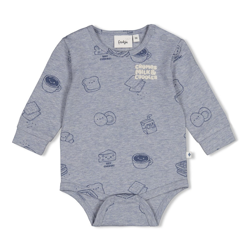 Body AOP - Breakfast Buddy von Feetje ist ein kuschelweiches Babybody aus hochwertigem Single Jersey. Das angenehme Material aus 94% Baumwolle und 6% Elasthan bietet optimale Bewegungsfreiheit und Tragekomfort für dein Baby. Das verspielt gemusterte All-Over-Print Design mit Breakfast-Motiven macht diesen Body zu einem niedlichen Begleiter im Alltag. Perfekt für jeden Tag – praktisch, komfortabel und zeitlos schön.