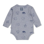 Body AOP - Breakfast Buddy von Feetje ist ein kuschelweiches Babybody aus hochwertigem Single Jersey. Das angenehme Material aus 94% Baumwolle und 6% Elasthan bietet optimale Bewegungsfreiheit und Tragekomfort für dein Baby. Das verspielt gemusterte All-Over-Print Design mit Breakfast-Motiven macht diesen Body zu einem niedlichen Begleiter im Alltag. Perfekt für jeden Tag – praktisch, komfortabel und zeitlos schön.