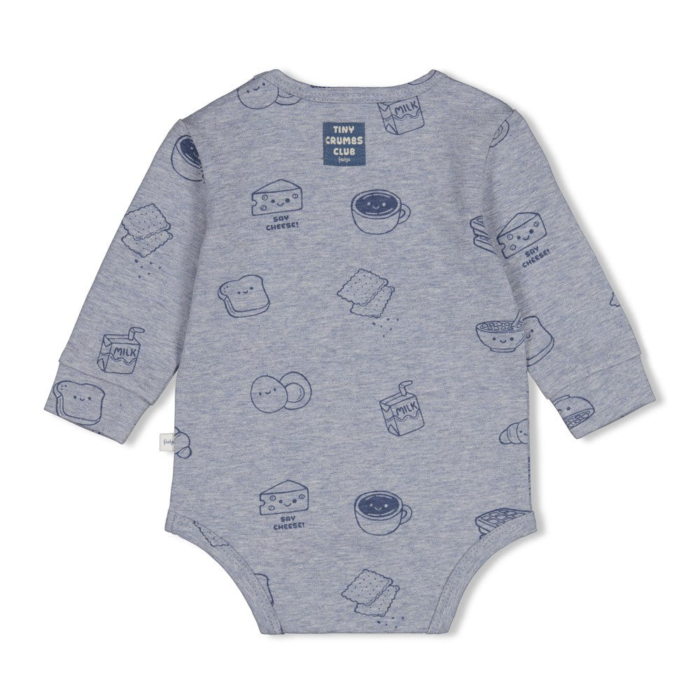 Body AOP - Breakfast Buddy von Feetje ist ein kuschelweiches Babybody aus hochwertigem Single Jersey. Das angenehme Material aus 94% Baumwolle und 6% Elasthan bietet optimale Bewegungsfreiheit und Tragekomfort für dein Baby. Das verspielt gemusterte All-Over-Print Design mit Breakfast-Motiven macht diesen Body zu einem niedlichen Begleiter im Alltag. Perfekt für jeden Tag – praktisch, komfortabel und zeitlos schön.