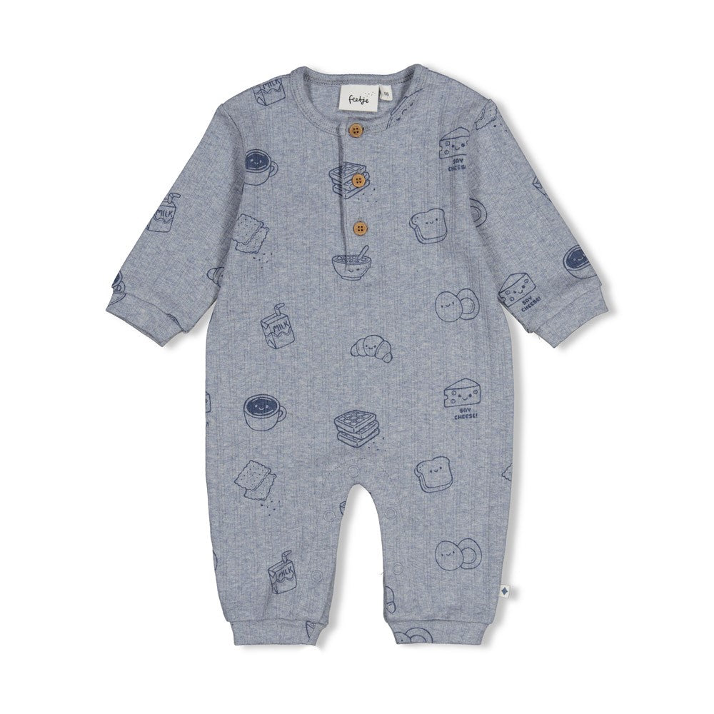 Gerippter Anzug AOP - Breakfast Buddy von Feetje. Dieser kuschelige Anzug besticht durch sein verspieltes All-Over-Print-Design und bietet maximalen Tragekomfort für die Kleinsten. Das elastische Rib Jersey aus 95% Baumwolle und 5% Elasthan passt sich perfekt an und ermöglicht volle Bewegungsfreiheit. Ideal für den Alltag und zum Spielen.