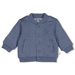 Wende-Bomberjacke – Breakfast Buddy von Feetje Diese vielseitige Bomberjacke besticht durch ihr praktisches Wendeprinzip und bietet zwei unterschiedliche Looks in einem Kleidungsstück. Die hochwertige Verarbeitung mit gestepptem Doppelgewebe und elastischem Single Jersey sorgt für Komfort und Langlebigkeit. Das Breakfast Buddy Design bringt spielerische Details in den Alltag und macht die Jacke zum Lieblingsstück für kleine Abenteurer.