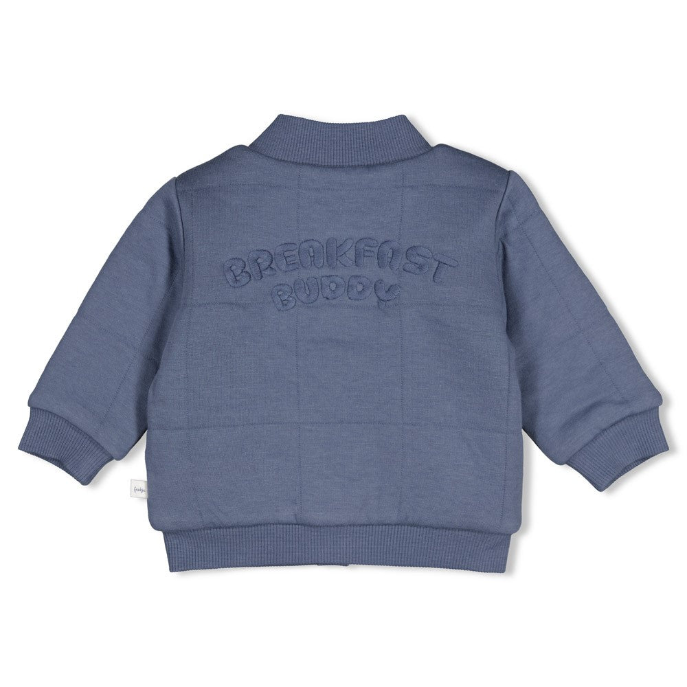 Wende-Bomberjacke – Breakfast Buddy von Feetje Diese vielseitige Bomberjacke besticht durch ihr praktisches Wendeprinzip und bietet zwei unterschiedliche Looks in einem Kleidungsstück. Die hochwertige Verarbeitung mit gestepptem Doppelgewebe und elastischem Single Jersey sorgt für Komfort und Langlebigkeit. Das Breakfast Buddy Design bringt spielerische Details in den Alltag und macht die Jacke zum Lieblingsstück für kleine Abenteurer.