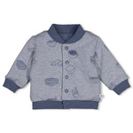 Wende-Bomberjacke – Breakfast Buddy von Feetje Diese vielseitige Bomberjacke besticht durch ihr praktisches Wendeprinzip und bietet zwei unterschiedliche Looks in einem Kleidungsstück. Die hochwertige Verarbeitung mit gestepptem Doppelgewebe und elastischem Single Jersey sorgt für Komfort und Langlebigkeit. Das Breakfast Buddy Design bringt spielerische Details in den Alltag und macht die Jacke zum Lieblingsstück für kleine Abenteurer.