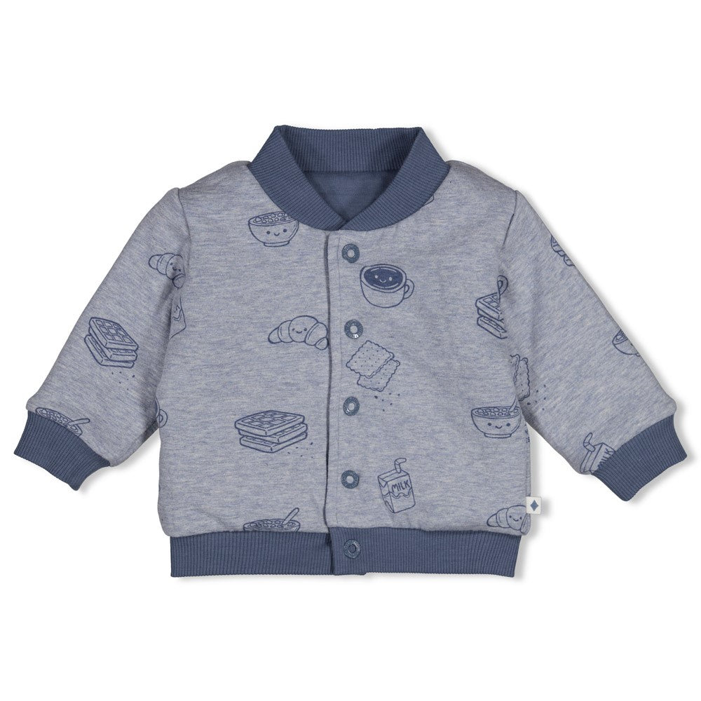 Wende-Bomberjacke – Breakfast Buddy von Feetje Diese vielseitige Bomberjacke besticht durch ihr praktisches Wendeprinzip und bietet zwei unterschiedliche Looks in einem Kleidungsstück. Die hochwertige Verarbeitung mit gestepptem Doppelgewebe und elastischem Single Jersey sorgt für Komfort und Langlebigkeit. Das Breakfast Buddy Design bringt spielerische Details in den Alltag und macht die Jacke zum Lieblingsstück für kleine Abenteurer.