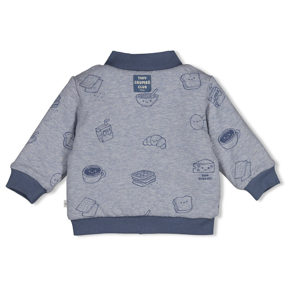 Wende-Bomberjacke – Breakfast Buddy von Feetje Diese vielseitige Bomberjacke besticht durch ihr praktisches Wendeprinzip und bietet zwei unterschiedliche Looks in einem Kleidungsstück. Die hochwertige Verarbeitung mit gestepptem Doppelgewebe und elastischem Single Jersey sorgt für Komfort und Langlebigkeit. Das Breakfast Buddy Design bringt spielerische Details in den Alltag und macht die Jacke zum Lieblingsstück für kleine Abenteurer.