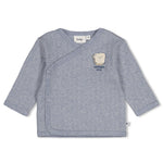 Weiches geripptes Wickelshirt von Feetje aus hochwertiger Baumwoll-Elasthan-Mischung. Das praktische Design mit Wickelverschluss bietet einfaches An- und Ausziehen und wächst mit deinem Baby mit. Das niedliche "Breakfast Buddy" Motiv macht es zum perfekten Begleiter für jeden Tag. Ideal für Neugeborene und Babys bis zu 6 Monaten.