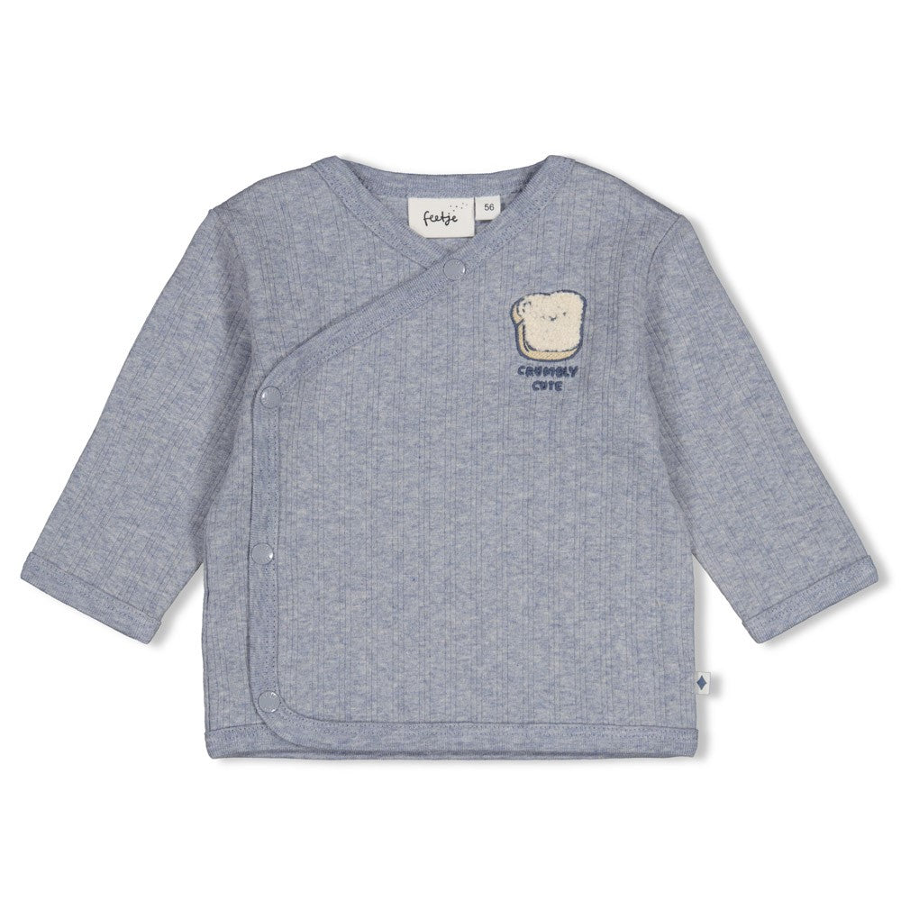 Weiches geripptes Wickelshirt von Feetje aus hochwertiger Baumwoll-Elasthan-Mischung. Das praktische Design mit Wickelverschluss bietet einfaches An- und Ausziehen und wächst mit deinem Baby mit. Das niedliche "Breakfast Buddy" Motiv macht es zum perfekten Begleiter für jeden Tag. Ideal für Neugeborene und Babys bis zu 6 Monaten.
