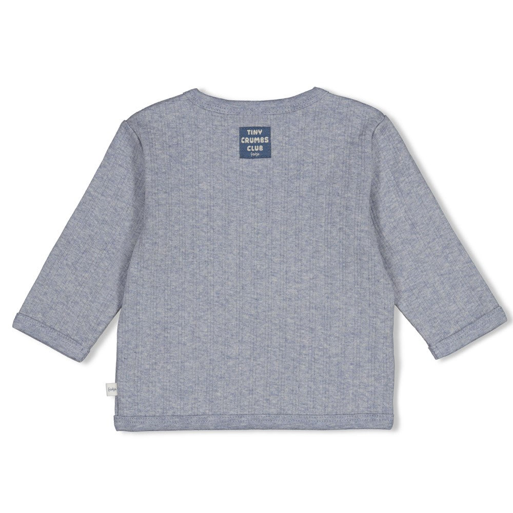 Weiches geripptes Wickelshirt von Feetje aus hochwertiger Baumwoll-Elasthan-Mischung. Das praktische Design mit Wickelverschluss bietet einfaches An- und Ausziehen und wächst mit deinem Baby mit. Das niedliche "Breakfast Buddy" Motiv macht es zum perfekten Begleiter für jeden Tag. Ideal für Neugeborene und Babys bis zu 6 Monaten.