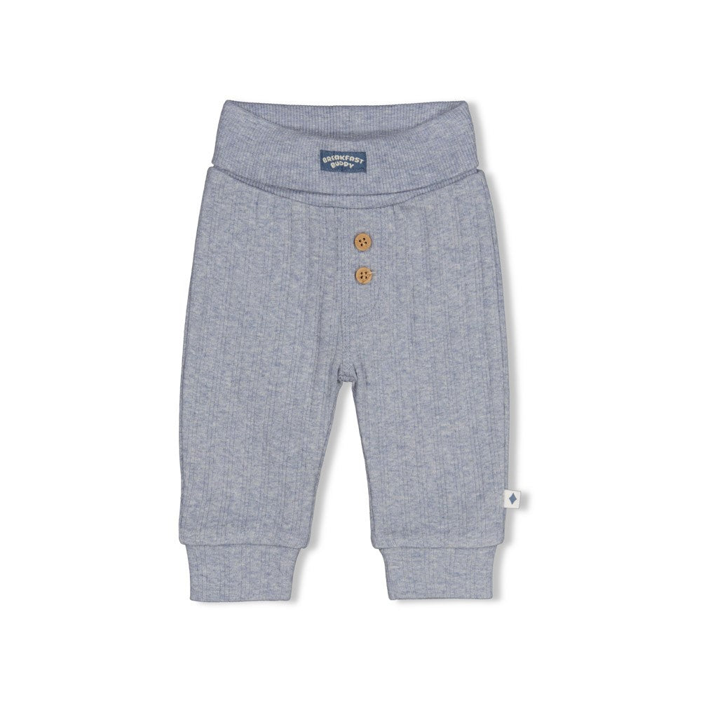 Gerippte Hose - Breakfast Buddy von Feetje. Diese komfortable Kinderhose besticht durch ihr weiches Rib Jersey Material aus 95% Baumwolle und 5% Elasthan, das optimale Bewegungsfreiheit und Strapazierfähigkeit bietet. Das gerippte Design sorgt für eine moderne Optik und angenehmen Tragekomfort den ganzen Tag über. Perfekt für aktive Kinder, die Qualität und Style lieben.