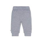 Gerippte Hose - Breakfast Buddy von Feetje. Diese komfortable Kinderhose besticht durch ihr weiches Rib Jersey Material aus 95% Baumwolle und 5% Elasthan, das optimale Bewegungsfreiheit und Strapazierfähigkeit bietet. Das gerippte Design sorgt für eine moderne Optik und angenehmen Tragekomfort den ganzen Tag über. Perfekt für aktive Kinder, die Qualität und Style lieben.